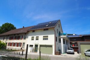 Das Energiedach von Winkler Solar GmbH ist installiert. Dies ist eine Kombination aus thermischen Kollektoren und Photovoltaik-Modulen.