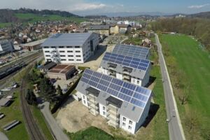 Luftaufnahme Solarpark Burgdorf: Solarbeheizte Mehrfamilienhäuser, Produktionsgebäuse und Oberburger Sonnenhaus