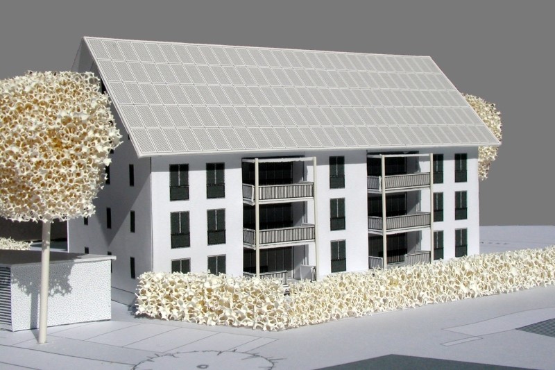 Modell des ersten 100% solarbeheizten Mehrfamilienhauses