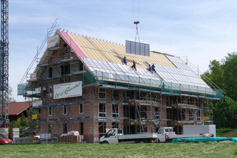 Montage von Grossflächenkollektoren thermisch auf Süddach von Solarmehrfamilienhaus
