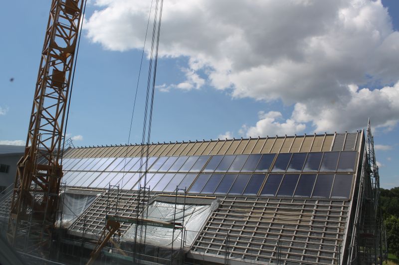 Solardach mit thermischen Kollektoren für Heizung und Warmwasser