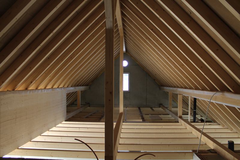 Dachgeschoss aus Holz, platz für Estrich, Abstellraum, grosszügige Nebenräume im solarmehrfamilienhaus