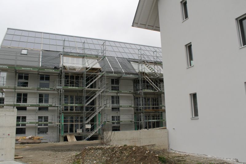 Südansicht des Solarmehrfamilienhauses in Oberburg, Sonnenkollektoren auf Dach