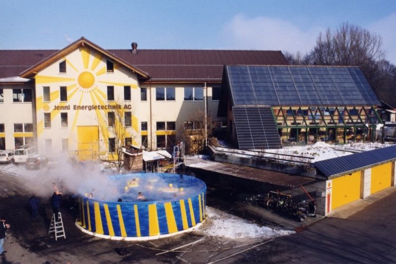 Solarbeheizuter Swimmingpool zum 10 jährigen Jubiläum des Sonnenhauses, heisses Schwimmbad bei Schnee