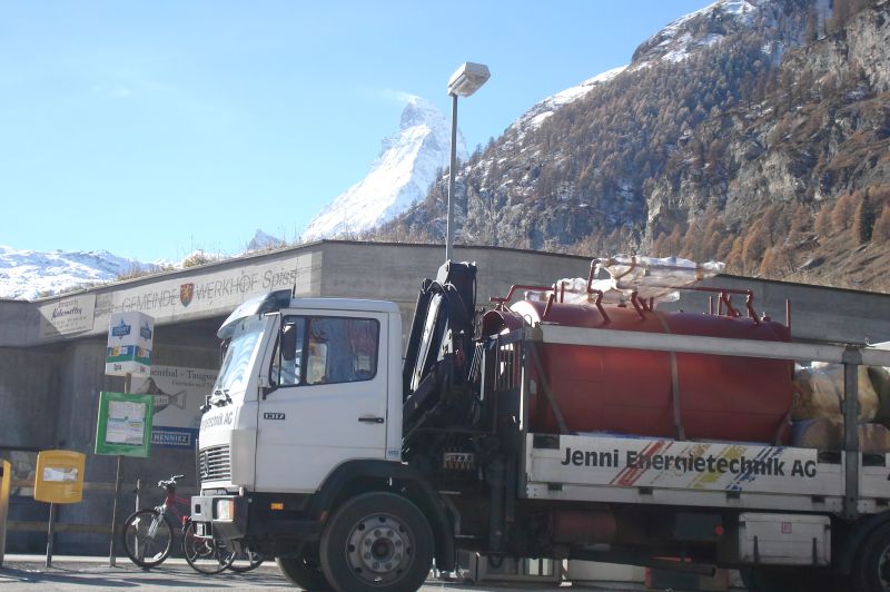 Anlieferung des Speichers mit LKW an Talstation Zermatt