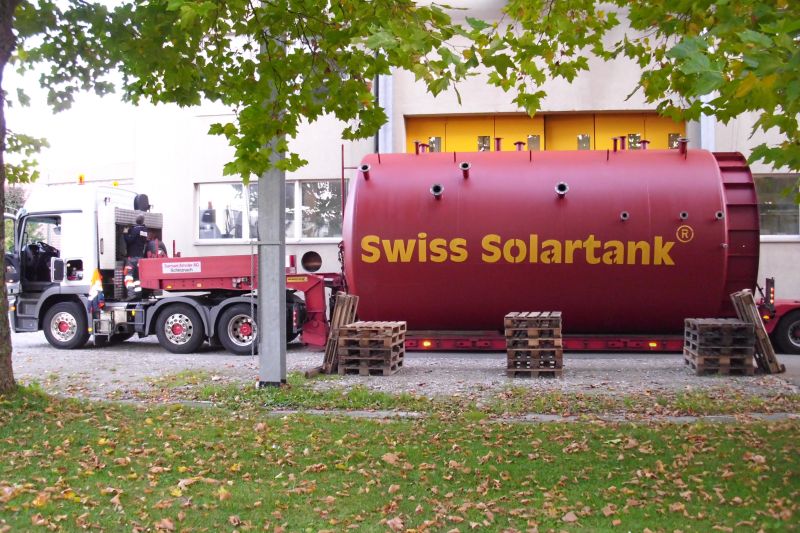 Transport mit Tieflaser eines Wärmespeicher Swiss Solartank
