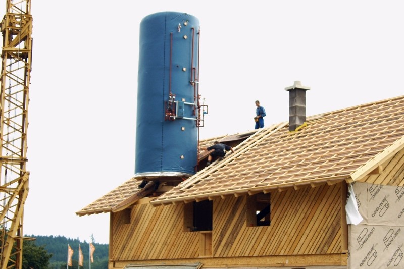 Einbringen eines Solarboilers durch Dachluke