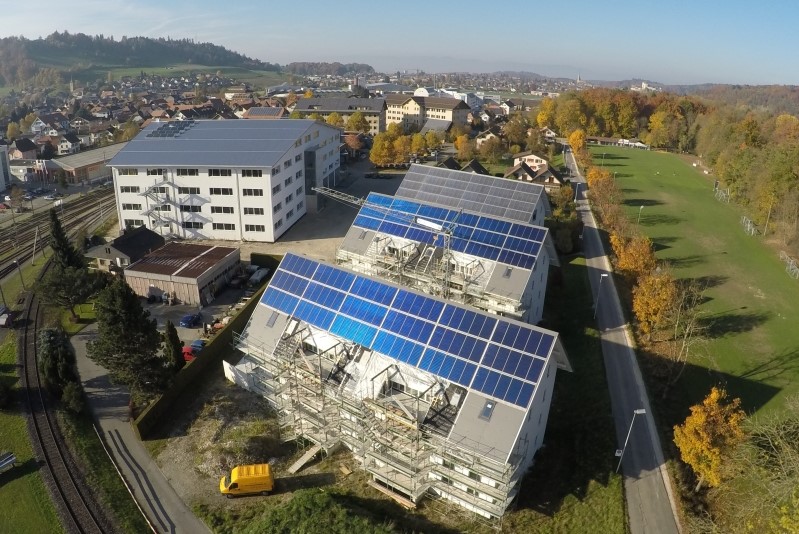 Luftaufnahme Solarpark Burgdorf: Solarbeheizte Mehrfamilienhäuser, Produktionsgebäuse und Oberburger Sonnenhaus